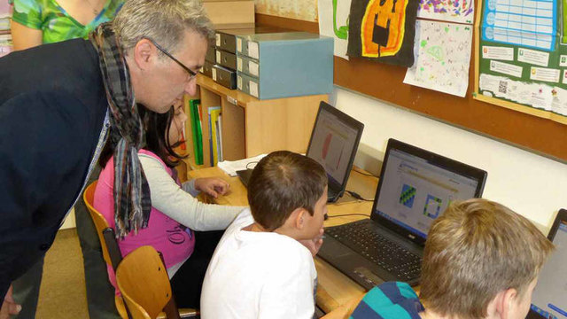 Bürgermeister Dietmar Wallner beim Schulrundgang