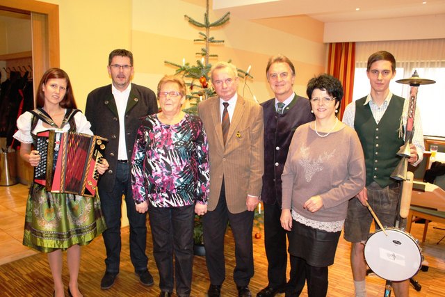 Günter Putz, Frieda Schwarz, Johann Kohlbacher, Wolfgang Böhmer und Waltraud Schwammer mit den Musikanten Christine und Michael