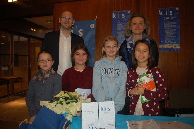 Direktor Robert Donner und Beatrix Maier vom Gymnasium informieren Clara, Dana, Bettina und Julia über die Klosterneuburger International School, noch haben die Mädchen Zeit zur Entscheidung