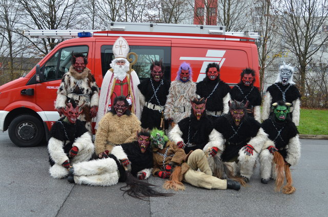 Der Nikolo mit seinen Krampusse beim Nikolomarkt der Gleisdorfer Florianis.