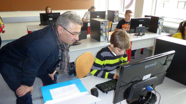 Bürgermeister Dietmar Wallner im Computerraum