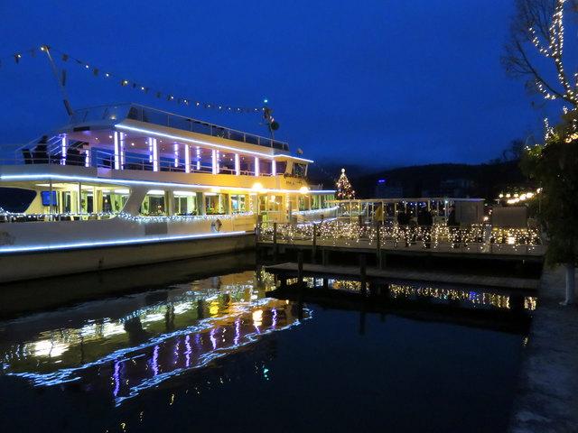 das Weihnachtschiff steht auch schon bereit