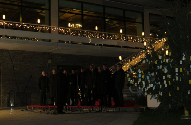 Ein Männerchor bringt richtige weihnachtliche Stimmung auf den Adventmarkt