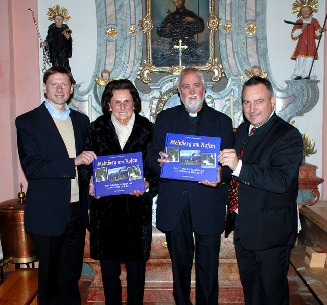 Von links: Bgm. Helmut Margreiter, Ortschronistin OSR Margarete Moser, Autor P. Thomas Naupp OSB und Mitautor und Verleger Martin Reiter.