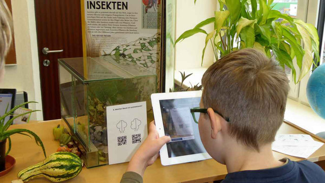 Schüler beim Lernen mit dem Tablet