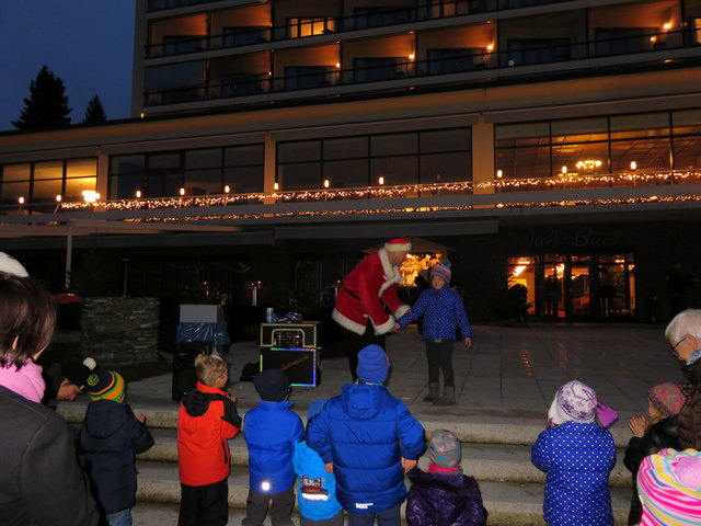 die Kinder haben Spaß mit dem Wichtel