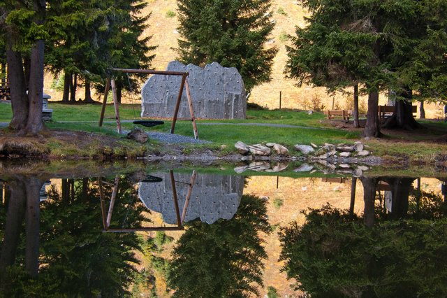 Wunderbare Herbstspiegelung im Pardatscher See in Ischgl.