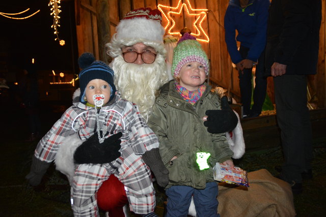 Der Spitzzickener Nikolaus brachte auch Michael und Anna zum Staunen