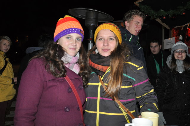 Magda und Helene brachten etwas Farbe in die dunklen Novemberabende.