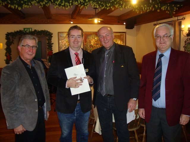 Von links nach rechts
Stadtrat Harald Sobe, Kapellmeister-Stv. Martin Jessernig, Obmann Herbert Hartlieb, KBV Bezirksobmann Wilhelm Hafner