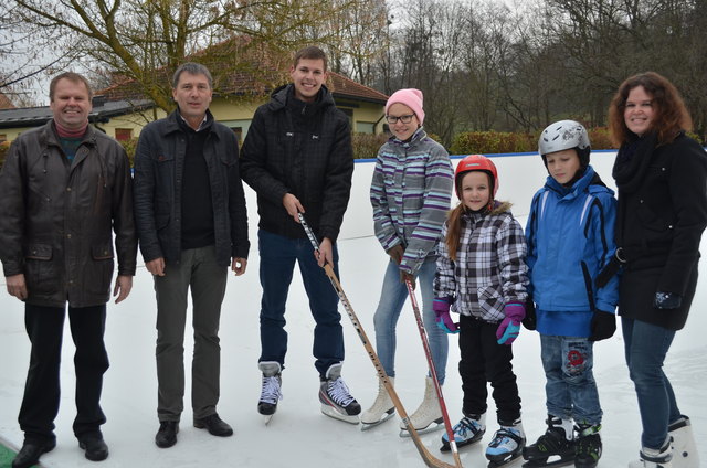 Schlittschuhe an: Nach der offiziellen Eröffnung wurden am neuen Eislaufplatz bereits kufenreiche Runden gezogen.