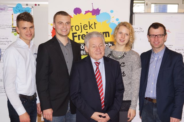 Von links: JVP-Obmann Florian Miesenberger aus Pregarten, JVP-Obmann Gerald Koller aus Leopoldschlag, Landeshauptmann Josef Pühringer, Bezirksobfrau der Jungen ÖVP Johanna Jachs aus Freistadt und Bürgermeister Wolfgang Schartmüller aus Hirschbach. | Foto: Mark