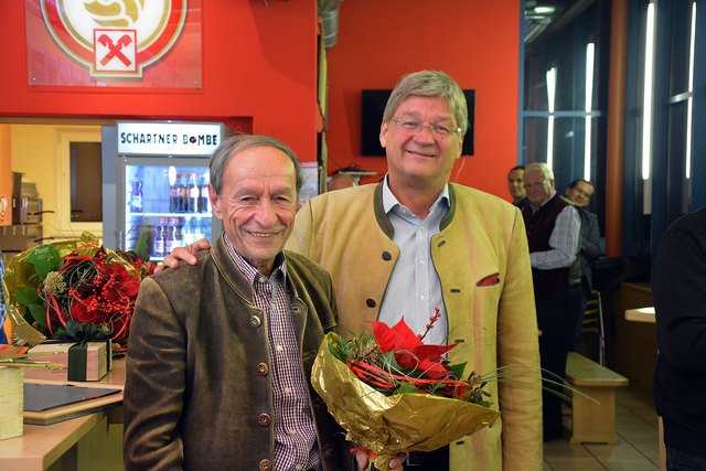 Foto August Schwertl : Dr. Thomas Jörgner Obmann.          Die Union Raiffeisen Mondsee bedankt sich bei Josef Kühleitner