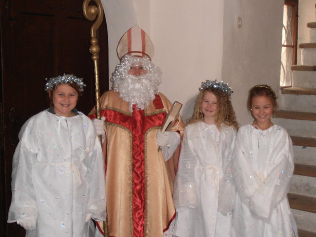 Der Nikolaus und seine Engeln Selina A., Anna-Lena E. und Vanessa P. | Foto: KK/Egger