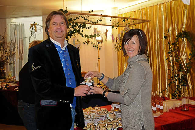 GR. Günther Scheider gratuliert Betreuerin Ingrid Paus