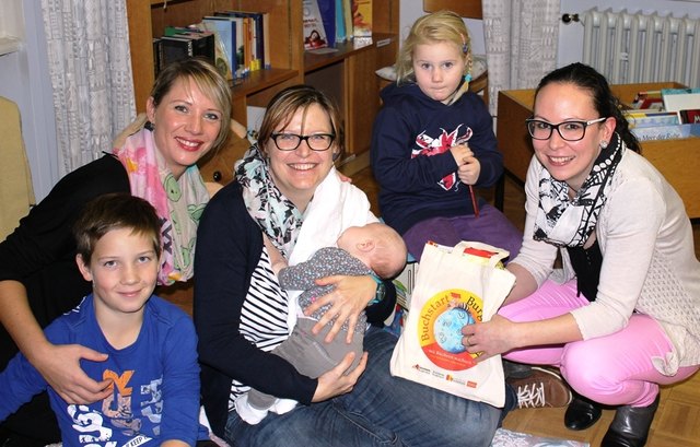 Verena Tkauz mit Tobias Tkauz, Julia Rois mit Baby Charlotte, Helena Tkauz und Büchereibetreuerin Silke Rois | Foto: Stadtbücherei Oberwart