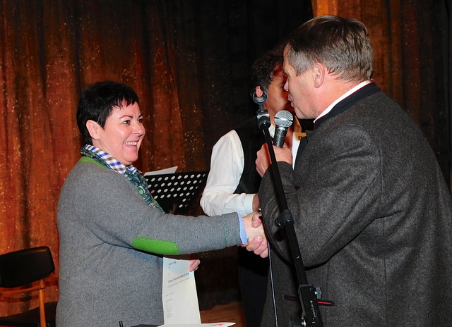 Sabine Nagl durfte für ihr ehrenamtliches Engagement die "Ehrennadel in Gold" entgegennehmen.