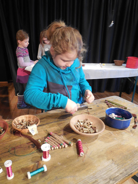 Volle Konzentration in der Kinder-Kreativ-Werkstatt. | Foto: Gerhard Pilz