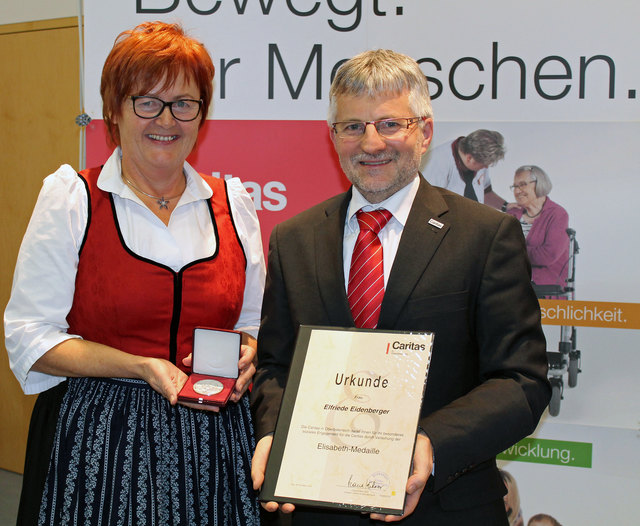 Elisabeth Eidenberger mit Franz Kehrer, Direktor der Caritas OÖ. | Foto: Caritas OÖ