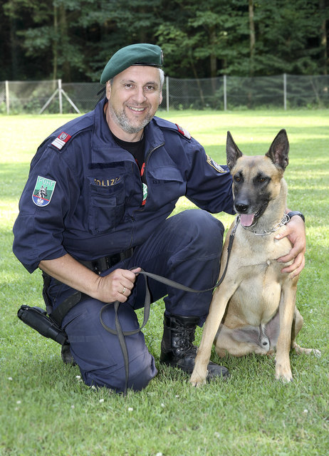 Gruppeninspektor Robert Viertlmayr mit Polizeidiensthund Anton | Foto: LPD OÖ/Guttmann