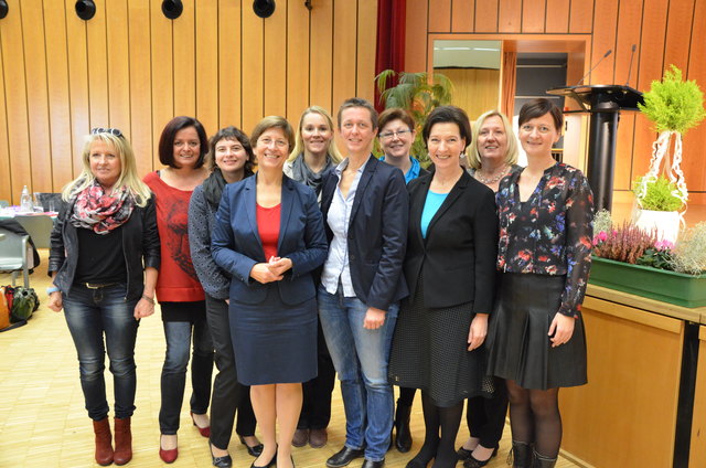 Frauen aus dem Bezirk Perg mit der neuen Landesfrauenvorsitzenden und ihrer Stellvertreterin Sabine Schatz (Bezirksfrauenvorsitzende Perg), sowie Frauenministerin Gabriele Heinisch-Hosek.