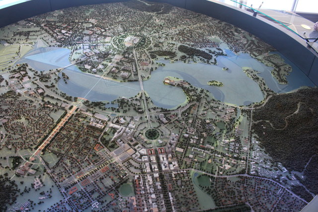 Modell von Camberra, gegründet wurde die Stadt 1913, sie ist eine Planhauptstadt und wurde aufgrund der Rivalität zwischen Melbourne und Sydney als Kompromisslösung zur zukünftigen Hauptstadt bestimmt (1927)