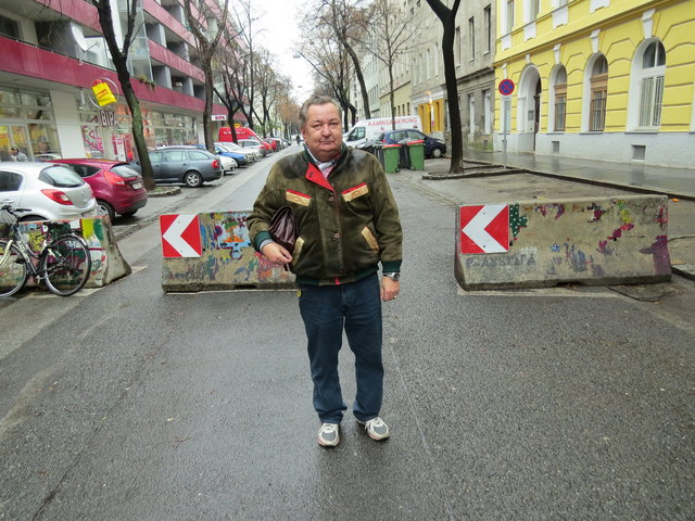 Absperrungen und Boller verlagern das Verkehrsaufkommen und sind für Gerhard Neubursky ärgerlich.