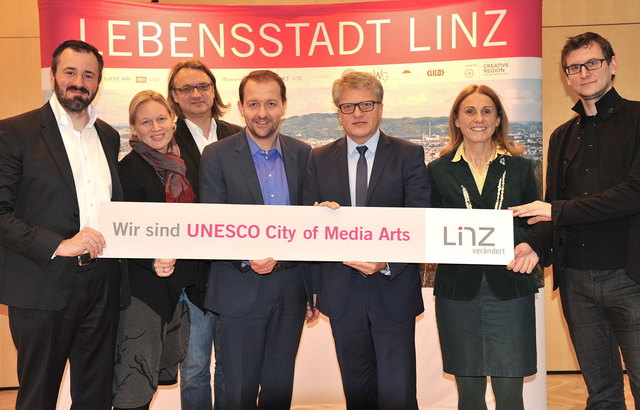 Bürgermeister Klaus Luger (3. v. r.) und Vizebürgermeister Bernhard Bayer (4. v. l.) freuen sich über die Ernennung.