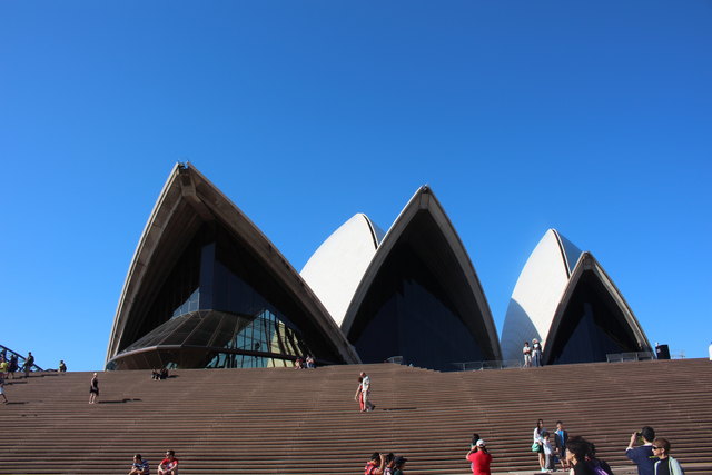 Opera House Sydney- Eingangsseite: Insgesamt hat der Bau 102 Millionen Dollar gekostet. Am 20. Oktober 1973 wurde das Opernhaus offiziell von Königin Elisabeth II. eröffnet. 2007 wurde das Haus von der UNESCO zum Weltkulturerbe erklärt.