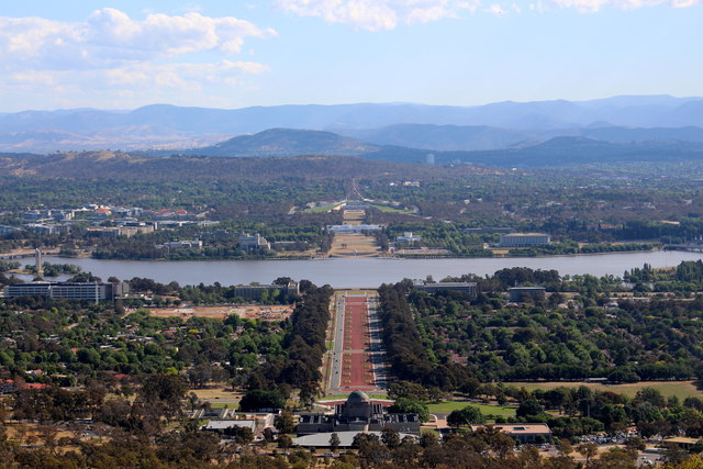 Blick vom "Black Mountain" zum alten und neuen Parlament (hinten)