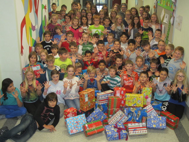 Liebevoll verpackten die Schüler die zahlreichen Geschenke für Kinder in Moldawien. | Foto: KK