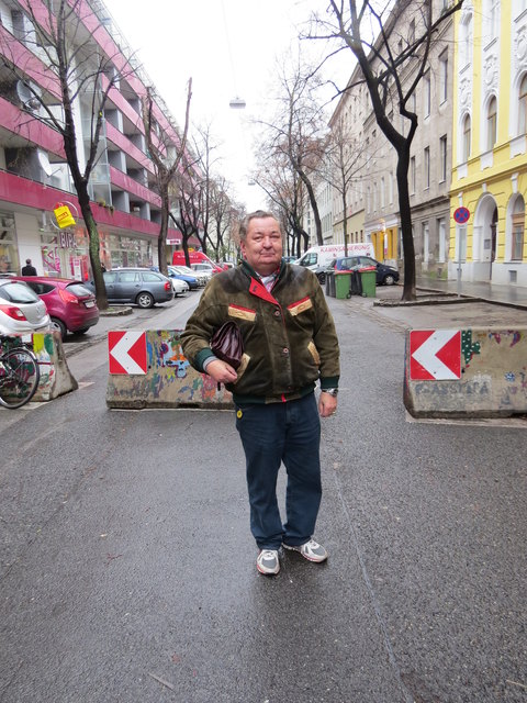 Absperrungen und Boller verlagern das Verkehrsaufkommen und sind für Gerhard Neubursky ärgerlich.