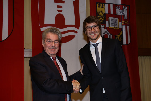 Bundespräsident Heinz Fischer (l.) überreicht den Ehrenring an Gregor Kastner aus Oberneukirchen. | Foto: JKU