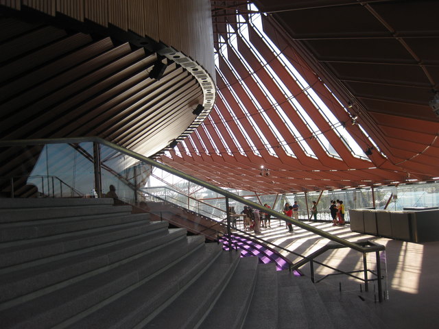 Foyer: Insgesamt ist das Gebäude 184 Meter lang, 118 Meter breit, die Fläche ist 1,8 Hektar. Sein unverwechselbares Dach ragt 67 Meter hoch auf und ist mit 1,100.000 glasierten weißen Keramikfliesen verkleidet.