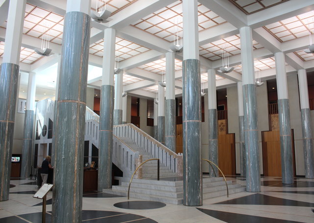Säulenhalle im neuen Parlament"