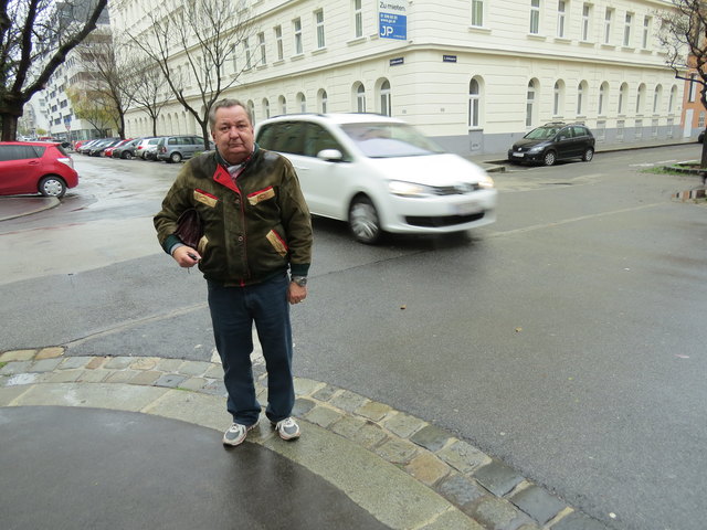 Gerhard Neubursky leidet unter dem starken Verkehrsaufkommen in der ruhigen Schönn- und Hillergasse.