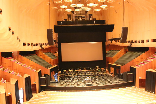 Das Opernhaus enthält 5 Theater mit insgesamt 5.532 Sitzplätzen. Hier eine Konzerthalle mit 1.547 Sitzplätzen. Insgesamt gibt es 100 Räume. darunter 5 Probestudios, 1 Kino, 60 Umkleideräume, Restaurants, Bars etc.