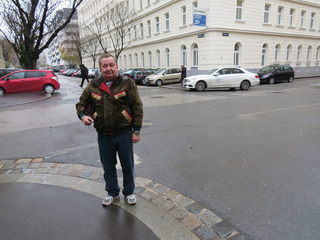 Gerhard Neubursky leidet unter dem starken Verkehrsaufkommen in der ruhigen Schönn- und Hillergasse.