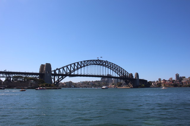 Harbour-Bridge: Am 19. März 1932 wurde die Brücke eingeweiht. Die wegen ihrer markanten Form mit dem Spitznamen "Kleiderbügel" bedachte Brücke zählt mit ihrer Spannweite von 503 Meter und einer Höhe von 134 Meter zu den weltweit längsten Bogenbrücken. Es ist möglich den Brückenbogen gegen eine Gebühr zu besteigen. In Gruppen werden viele Besucher hinaufgeführt!
