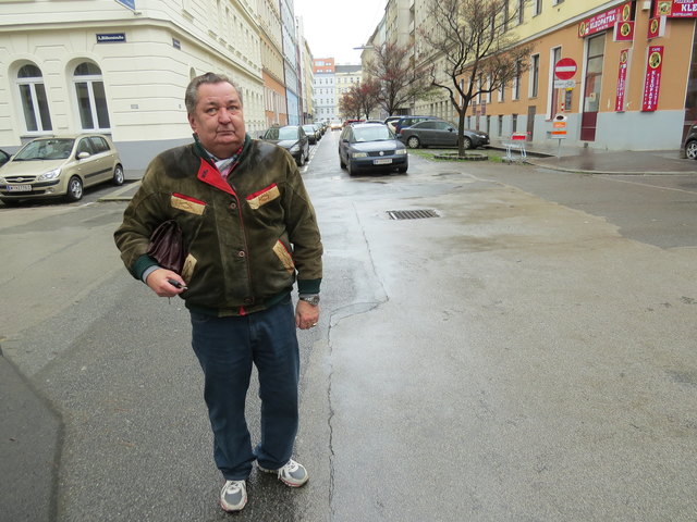 Gerhard Neubursky leidet unter dem starken Verkehrsaufkommen in der ruhigen Schönn- und Hillergasse.