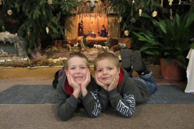 Vor der Weihnachtskrippe in der Flugfeldpfarre St. Anton