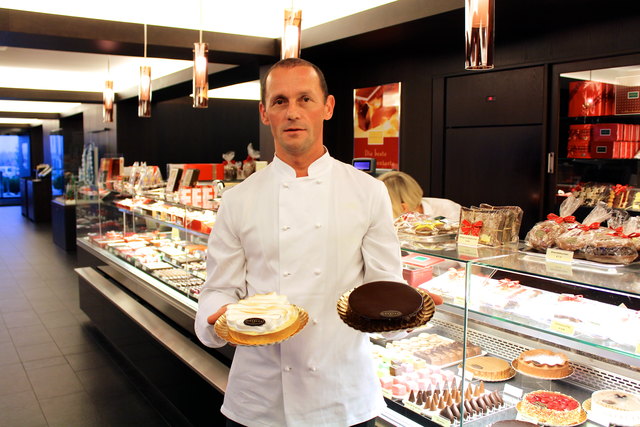 Vinzenz Bäuerle mit zwei der beliebten Tortenspezialitäten: Der Zitronenschaum- und der Schokomoussetorte (die isst er selbst am liebsten)