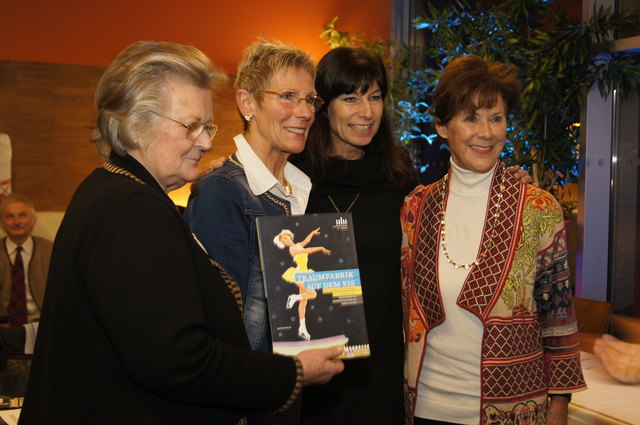 die Österreichischen Eiskunstläuferinnen  Hanna Eigel, Beatrix Schuber sowie Ingrid Wendl