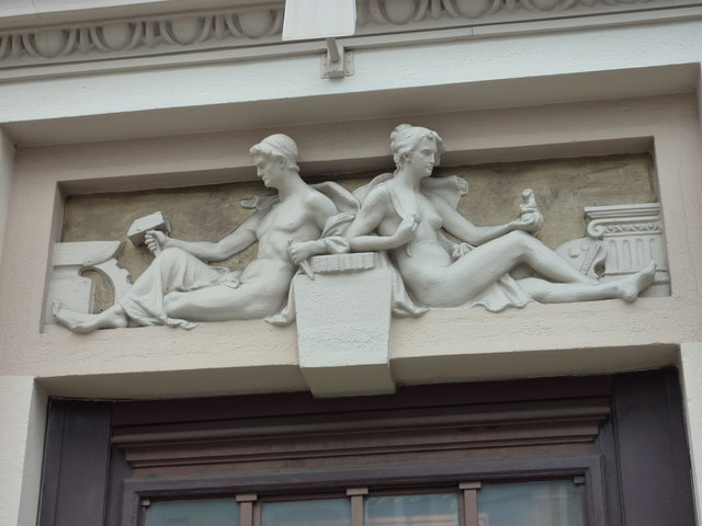 Dieses schöne Relief ziert die Hans Sachs-Apotheke in der Währinger Straße.