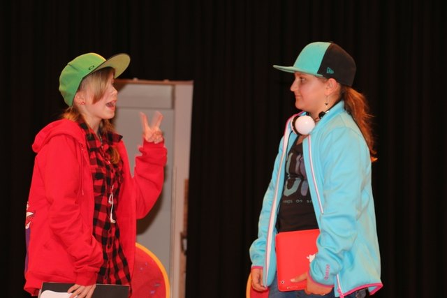 Emma-Sophie Sambach und Katharina Krismer boten einen tollen Sketch zum Thema "Generationsübergreifendes Miteinander"