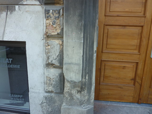 Schumanngasse: Die Ziegelsteine bröckeln bereits von dieser Mauer.