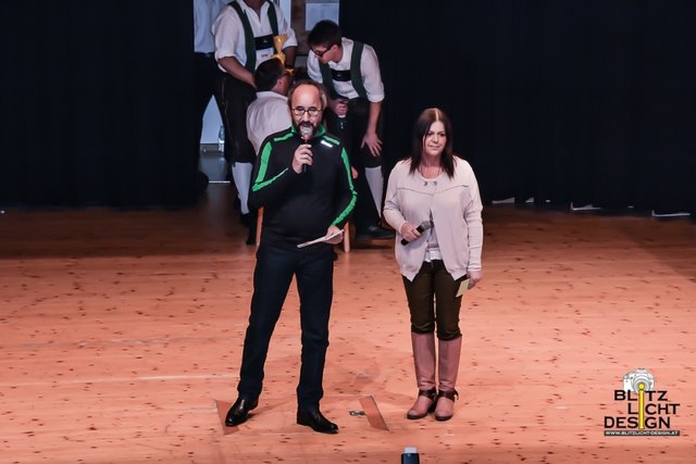 Obfrau Uschi Peer und ihr Stellvertreter Georg Juen begrüßten die zahlreichenden Anwesenden im Sonnensaal in Fiss