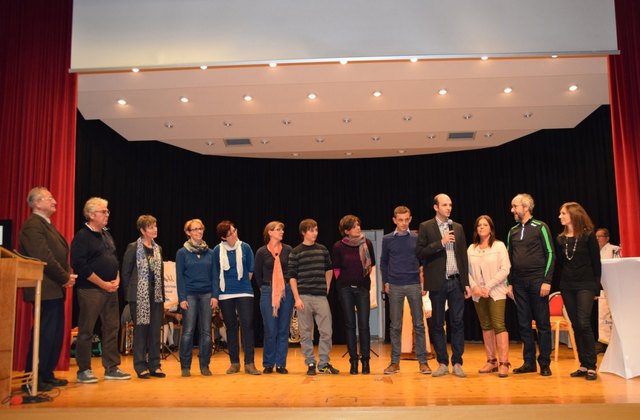 Sämtliche bisher aktiven Mitglieder wurden auf die Bühne gebeten, um sich kurz vorzustellen