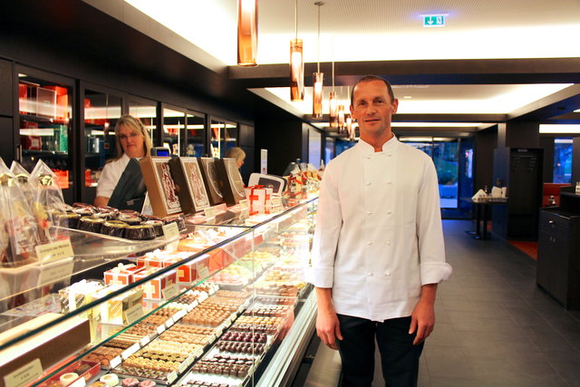 Handgemachtes Konfekt: Dass alles immer gleich köstlich und frisch ist, garantiert Chefpatissier Vinzenz Bäuerle