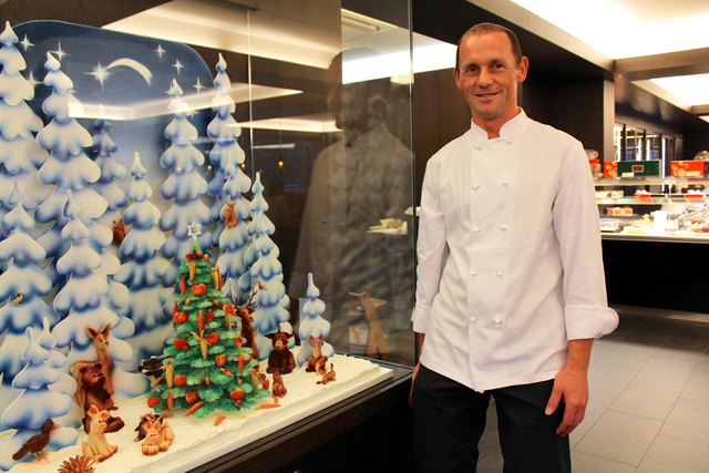 Nur Zucker und Marzipan: Bei Vinzenz Bäuerle entstehen Kunstwerke wie dieser Weihnachtswald aus natürlichen Zutaten